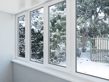 Зимнее остекление балконов: профессиональный взгляд мастера по установке пластиковых окон